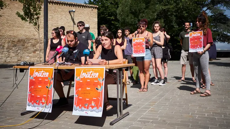 La plataforma Herri Sanferminak presenta un programa de actividades que ha organizado para los Sanfermines en el Casco Viejo y realiza una "lectura de la situación". PABLO LASAOSA