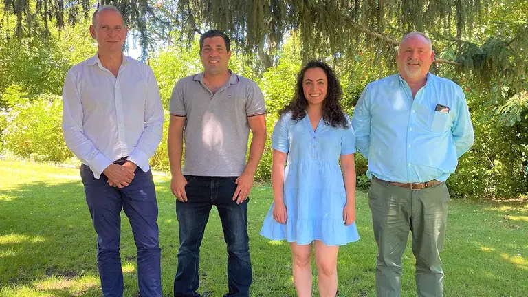 Adrián Subía, presidente del Consejo de la IG Pacharán Navarro; los jóvenes productores Esteban López y Beatriz Sagredo, y Carmelo Macua, vicepresidente. REYNO GOURMET