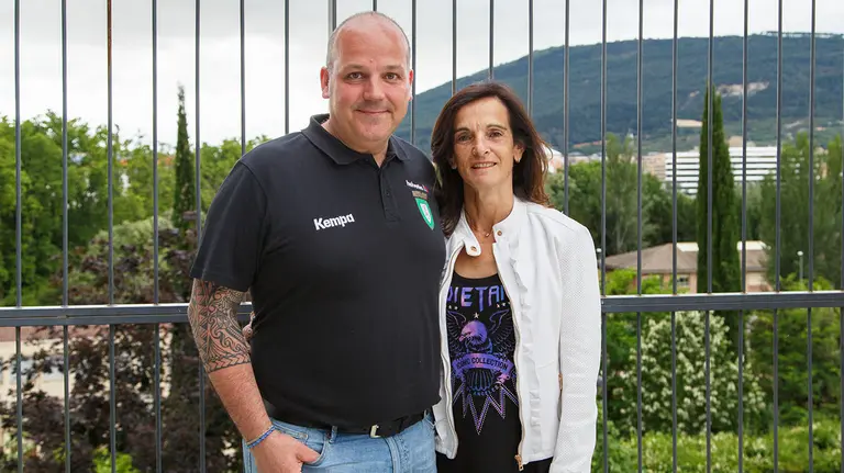 Chema Vives, entrenador del equipo femenino, y Mertxe López, presidenta del Anaitasuna. Cedida.