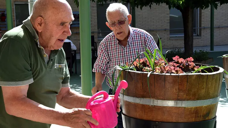 Miembros del centro clínico Josefina Arregui en su nuevo patio terapéutico