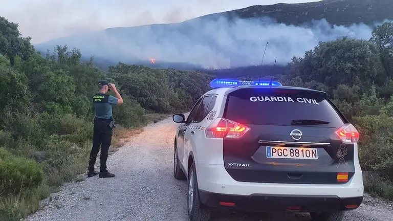 Desalojado el monasterio de Leyre ante el avance del incendio. GUARDIA CIVIL