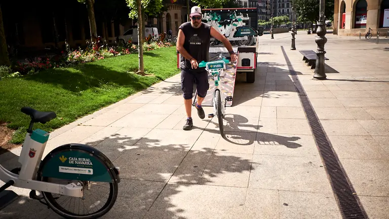 Un operario carga bicis eléctricas, muy demandadas estos días durante la ola de calor en junio de 2022. PABLO LASAOSA