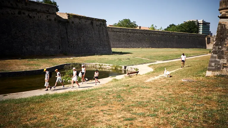 Varios turistas pasean por la Ciudadela de Pamplona durante la ola de calor en junio de 2022. PABLO LASAOSA