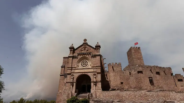 Vista general del incendio este miércoles en la localidad navarra de Javier. El incendio declarado esta noche en la Sierra de Leyre ha sido reactivado por el viento, y sus labores de extinción trabajan el Servicio de Bomberos de Navarra / Nafarroako Suhiltzaileak, agentes de la Policía Foral y personal del Guarderío Forestal del Gobierno de Navarra.- EFE / Jesús Diges