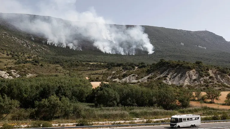 Llamas del incendio declarado esta noche en la Sierra de Leyre en cuyas labores de extinción trabajan el Servicio de Bomberos de Navarra / Nafarroako Suhiltzaileak, agentes de la Policía Foral y personal del Guarderío Forestal del Gobierno de Navarra. EFE/ Jesús Diges