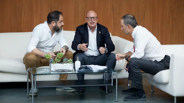 El consejero de Educación, Carlos Gimeno, valora la propuesta planteada por el Gobierno de Navarra a la Plataforma 0-3. IÑIGO ALZUGARAY