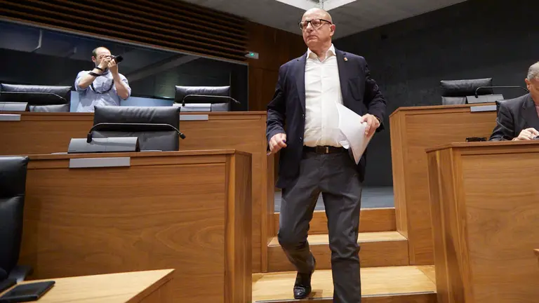 El consejero de Educación, Carlos Gimeno, valora la propuesta planteada por el Gobierno de Navarra a la Plataforma 0-3. IÑIGO ALZUGARAY