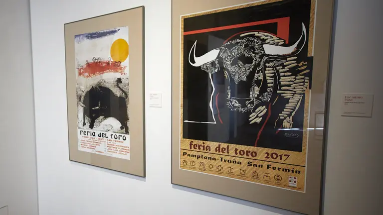 Inauguración de la exposición  'El arte al servicio de la fiesta. La Casa de Misericordia y el cartel de la Feria del Toro (1959-2022)' en el Palacio Condestable de Pamplona. IÑIGO ALZUGARAY
