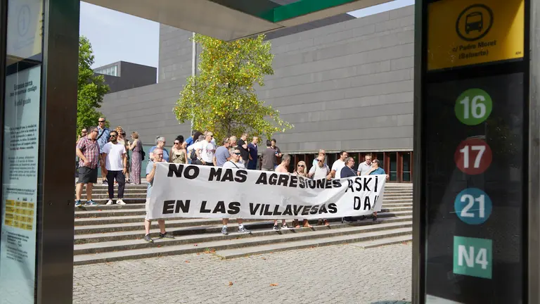 El comité de empresa de TCC, adjudicataria del servicio de transporte urbano comarcal, convoca una concentración en protesta por "una nueva agresión a un conductor" de villavesa. IÑIGO ALZUGARAY