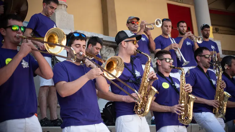 La charanga Jurramendi ameniza la jornada de la capea en la Plaza de Toros de Pamplona con motivo del día de las Peñas. IRAITZ IRIARTE.
