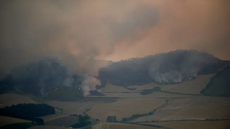 Incendio visto desde Zariquiegui. IRANZU LARRASOAÑA