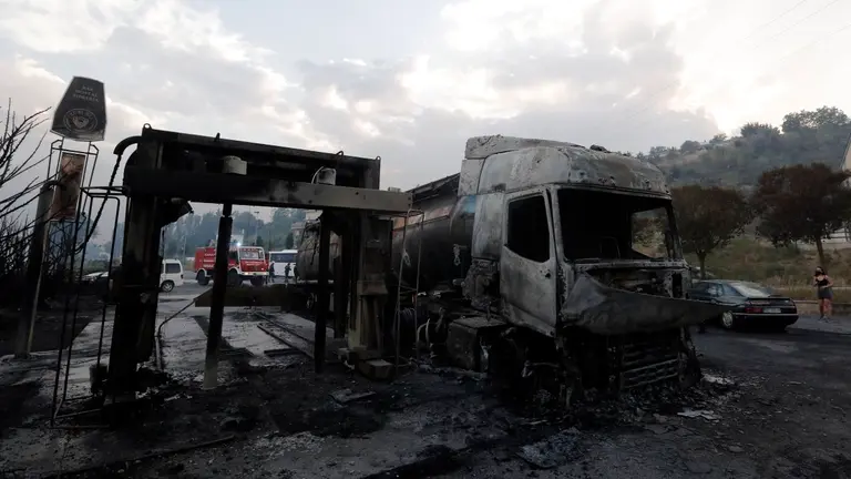 Estado en que ha quedado un camión tras ser alcanzado por las llamas del incendio forestal de Legarda, en la localidad navarra de Puente la Reina. EFE / Villar López.