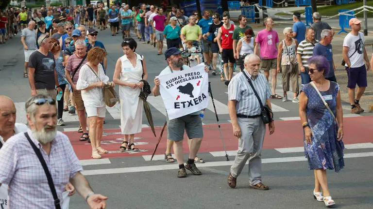 Manifestación convocada por Sare bajo el lema 'Etxera bidea gertu' (Cerca del camino a casa) en contra de la política penitenciaria a los presos de ETA. IÑIGO ALZUGARAY