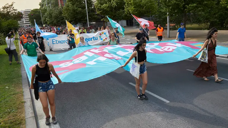 Manifestación convocada por Sare bajo el lema 'Etxera bidea gertu' (Cerca del camino a casa) en contra de la política penitenciaria a los presos de ETA. IÑIGO ALZUGARAY