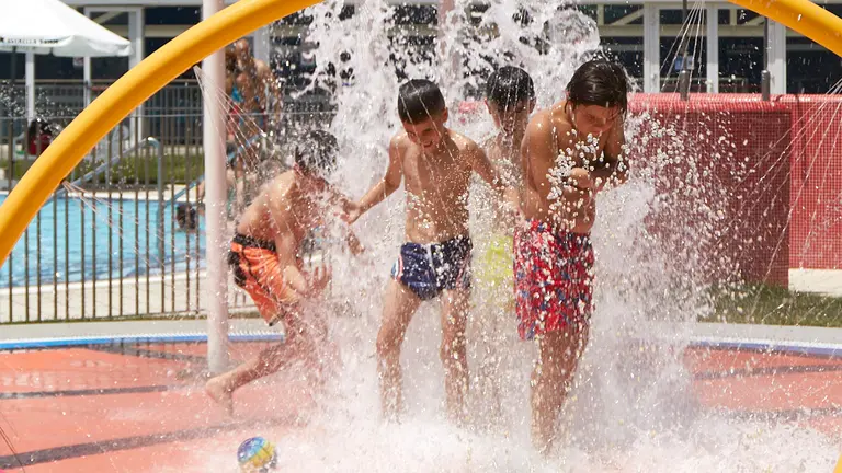 Primera ola de calor de 2022 en una piscina de Pamplona. IÑIGO ALZUGARAY