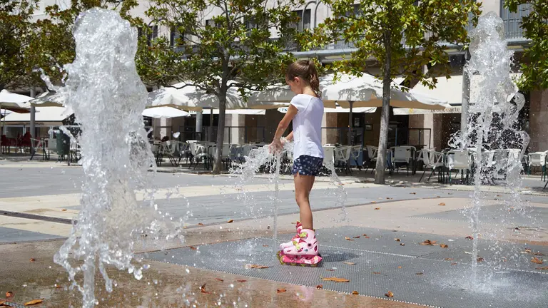 Primera ola de calor de 2022 en la "Fuente de los chorros" de Yamaguchi en Pamplona. IÑIGO ALZUGARAY