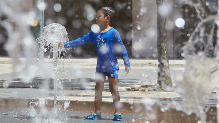 Primera ola de calor de 2022 en la "Fuente de los chorros" de Yamaguchi en Pamplona. IÑIGO ALZUGARAY