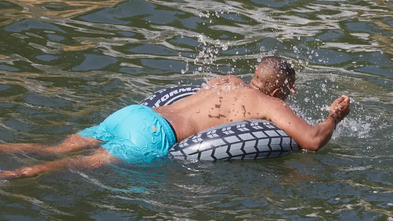 Primera ola de calor de 2022 en el río Arga en la zona de la presa Atondoa de Huarte. IÑIGO ALZUGARAY