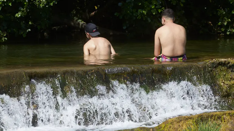 Primera ola de calor de 2022 en el río Arga en la zona de la presa Atondoa de Huarte. IÑIGO ALZUGARAY