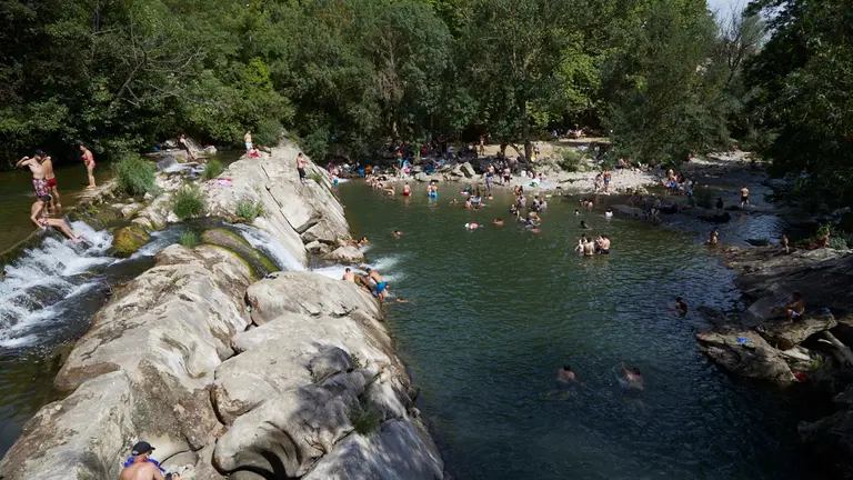 Primera ola de calor de 2022 en el río Arga en la zona de la presa Atondoa de Huarte. IÑIGO ALZUGARAY