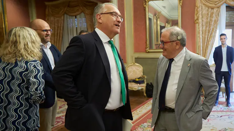 El alcalde de Pamplona, Enrique Maya, y el presidente del Club Atlético Osasuna, Luis Sabalza firman un convenio de patrocinio entre la institución y la entidad deportiva para los tres próximos años. IÑIGO ALZUGARAY