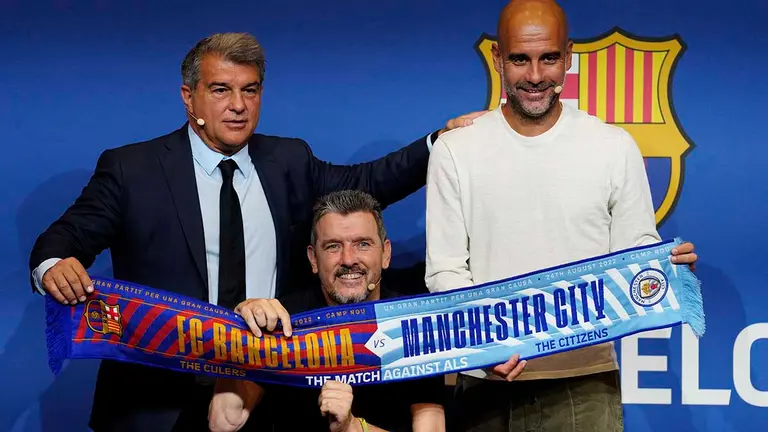El presidente del FC Barcelona, Joan Laporta (i), el entrenador del Manchester City, Pep Guardiola (d) durante la presentación este lunes del partido que disputarán ambos equipos el próximo 24 de agosto en el Camp Nou (21:00), un partido benéfico en favor de la lucha contra la esclerósis lateral amiotrófica (ELA), que impulsa otro ilustre azulgrana, Juan Carlos Unzué, afectado por la enfermedad (c).EFE/Enric Fontcuberta
