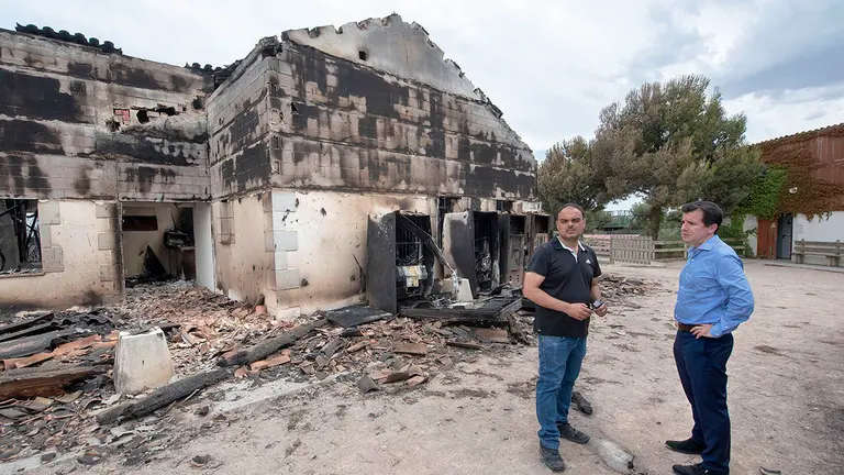 El consejero Irujo y el gerente observan las instalaciones de El Bosque. CEDIDA.
