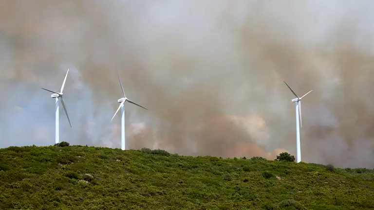 Un foco activo en el monte en el incendio de la zona de la Valdorba.IÑIGO ALZUGARAY