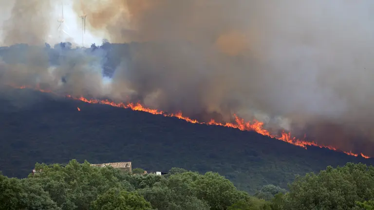 Un foco activo en el monte en el incendio de la zona de la Valdorba.IÑIGO ALZUGARAY