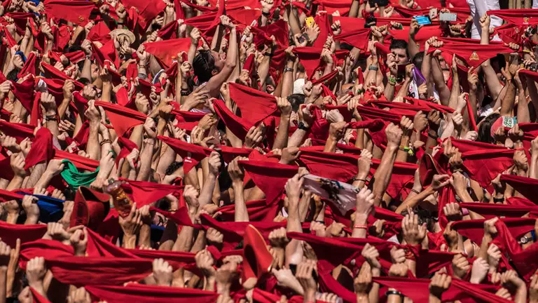 Miles de personas festejan el comienzo de las fiestas de San Fermín 2019 en la plaza del ayuntamiento de Pamplona. Maite H
