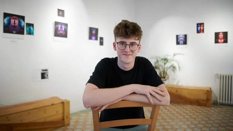 El fotógrafo Iraitz Iriarte junto a su exposición en Geltoki. PABLO LASAOSA