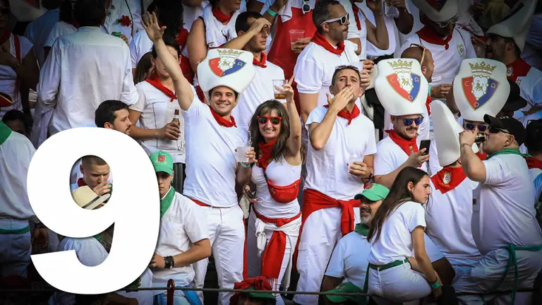 09 Luce el sol tras el diluvio en la tercera corrida de la feria de San Fermín en Pamplona