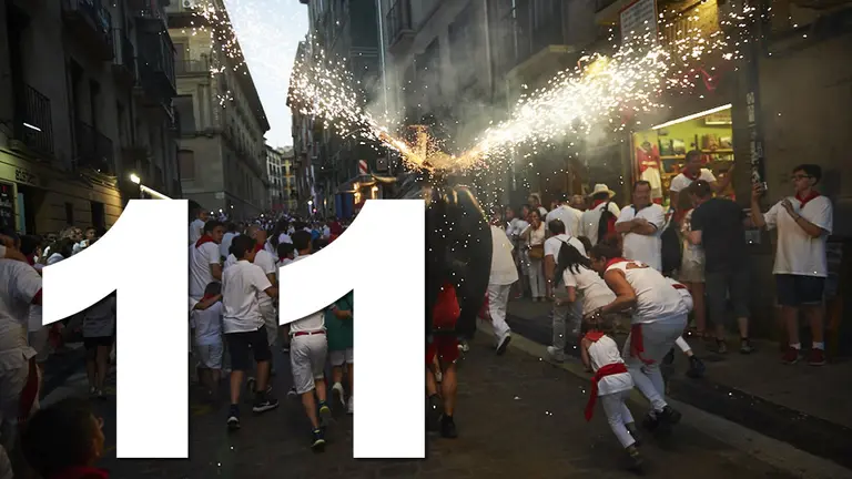 11 Toro de fuego por la cuesta de Santo Domingo en las fiestas de San Fermin de 2019