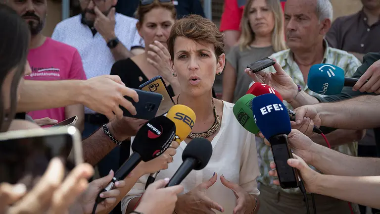 La presidenta del Gobierno de Navarra, María Chivite, atiende a los periodistas durante la visita que ha realizado este martes a la zona de Obanos afectada por los incendios forestales en donde, tras mantener un encuentro con los alcaldes de Puente la Reina y Legarda y la alcaldesa de Obanos, ha asegurado que hay que "trabajar desde ya en la recuperación" de las localidades damnificadas. EFE/ Villar López