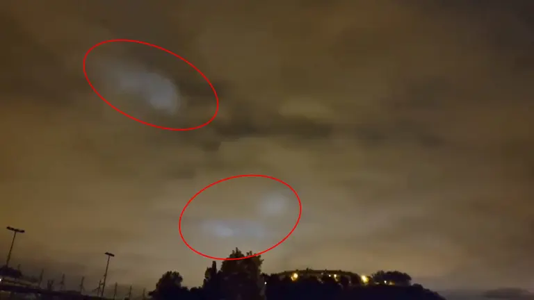 El misterio de las extrañas luces flotantes en el cielo de Pamplona.