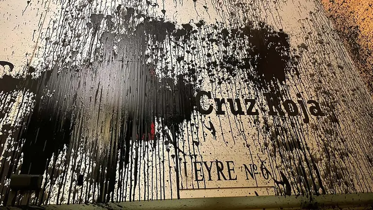 La sede de Cruz Roja Navarra amanece con pintadas. CEDIDA