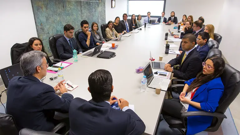 Sesión con invitado del Máster en Comunicación Política y Corporativa de la Universidad de Navarra. CEDIDA