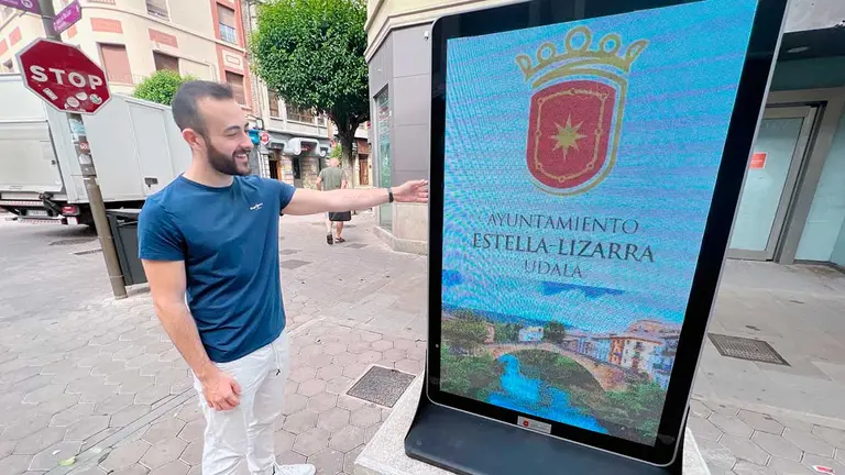 El concejal de Servicios del Ayuntamiento de Estella, Jorge Crespo, en la inauguración del Mupi municipal.