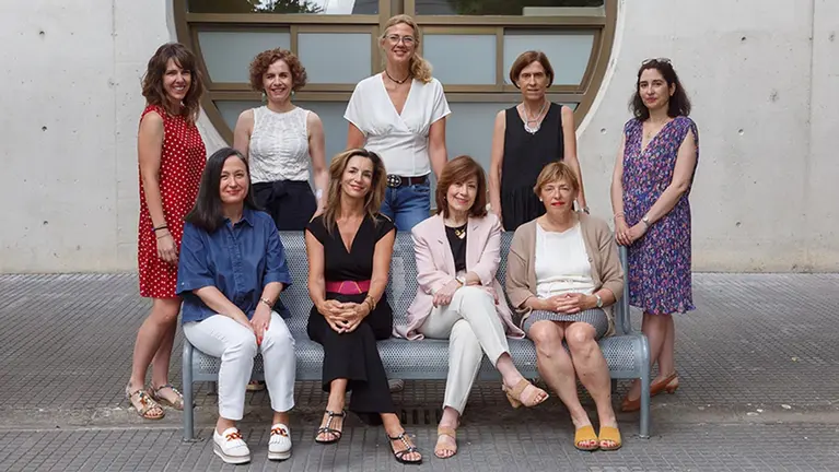Nueve de las dieciséis investigadoras destacadas en el estudio. De izquierda a derecha, delante: Esther González, Mari Jose Beriain, Lucía Ramírez y Ana Fernández; detrás, Marta Beranuy, Arantxa Villanueva, Idoia Labayen, Lola Ugarte y Esperanza Bausela. UPNA