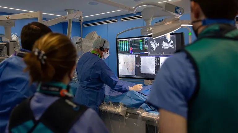 El Dr. Ignacio García-Bolao, durante la realización de una ablación cardíaca por campo pulsado. CEDIDA