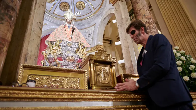 El torero Juan José Padilla visita la Capilla de San Fermín. PABLO LASAOSA 