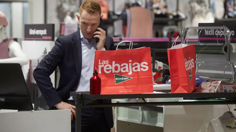 Inicio de las rebajas de verano 2022 en El Corte Inglés de Pamplona. IÑIGO ALZUGARAY