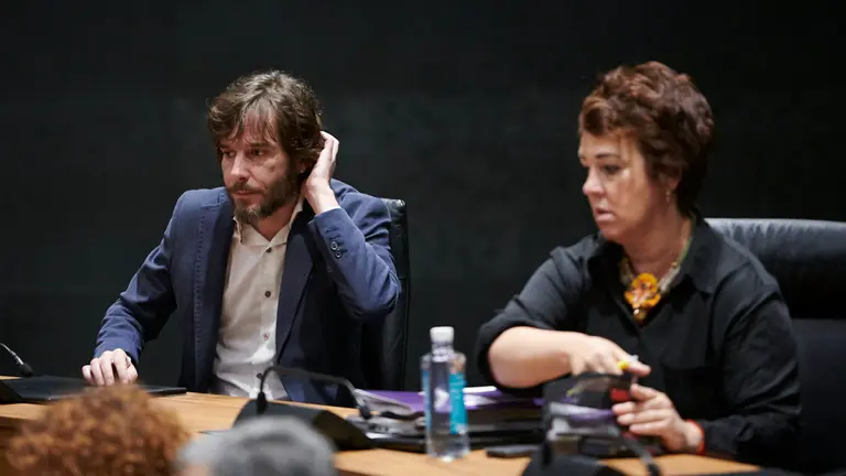 Mikel Buil y Ainhoa Aznárez minutos antes de comenzar la sesión plenaria del Parlamento. PABLO LASAOSA