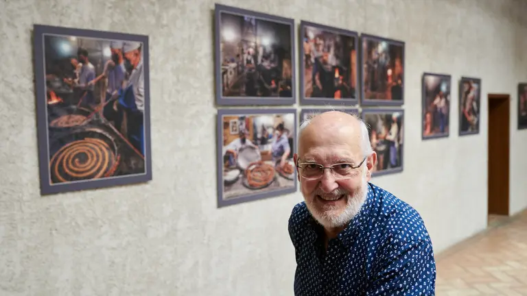 El fotógrafo Pío Guerendiain presenta su nueva exposición 'La fragua de Vulcano (Churrería La Mañueta)’. PABLO LASAOSA