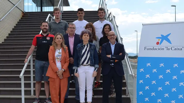 De izquierda a derecha y de arriba abajo: los pelotaris Jon Mariezkurrena, Iker Espinal e Iker Mariezkurrena, el técnico de la Federación Navarra de Pelota, el presidente de la Federación, Javier Conde; Elena Lacosta, Marta Miñana, Arancha Rubio, Técnica de Acción Social de CaixaBank, la Consejera Rebeca Esnaola y Javier Muñoz. FUNDACIÓN ''LA CAIXA''