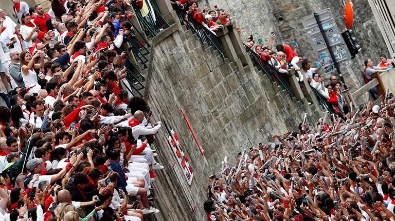 Corredores entonan el cántico al Santo, en los momentos previos al primer encierro de San Fermín, en la Cuesta de Santo Domingo, en la capital Navarra, que ha estado protagonizado por los toros de la ganadería salmantina de Puerto de San Lorenzo. EFE/ Javier Lizón