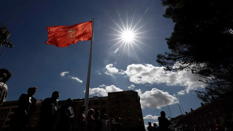 Acto de colocación e izado de la bandera de Navarra en la plaza de los Fueros de Pamplona con la presencia de autoridades locales y forales, encabezadas por el alcalde de Pamplona Enrique Maya y la banda de música La Pamplonesa. El mástil tiene mas de 30 metros de altura y la bandera 8 por 12 metros y ha sido colocada como símbolo de unidad y pluralidad y como expresión del sentimiento navarro de la ciudad.  EFE/ Jesús Diges