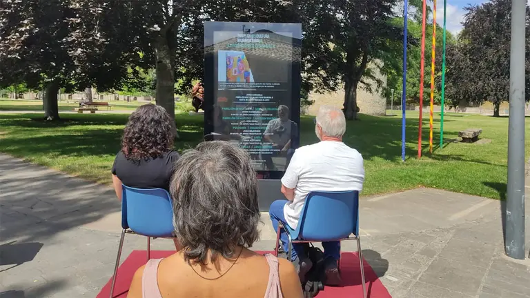 Mupi para el visionado de imágenes en la Ciudadela de Pamplona