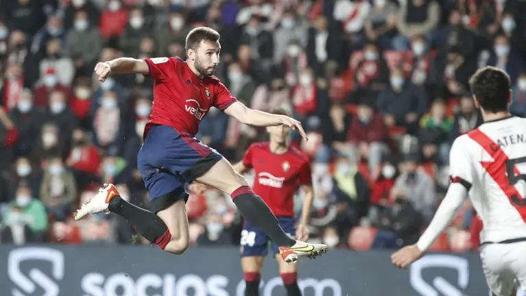 Jon Moncayola en un encuentro de esta temporada en El Sadar contra el Rayo Vallecano.