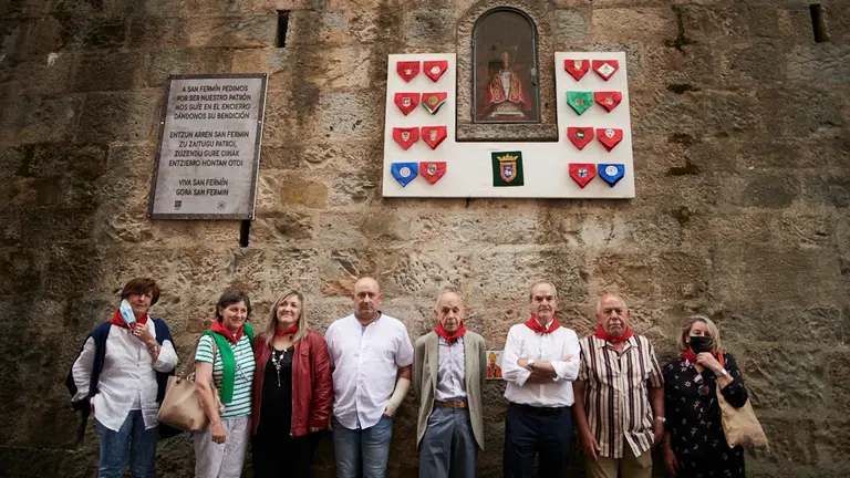 Acto de homenaje de la Federación de Peñas a "todas las personas que hicieron y hacen posible el acto del 'canto' a San Fermín" antes del inicio de los encierros. PABLO LASAOSA